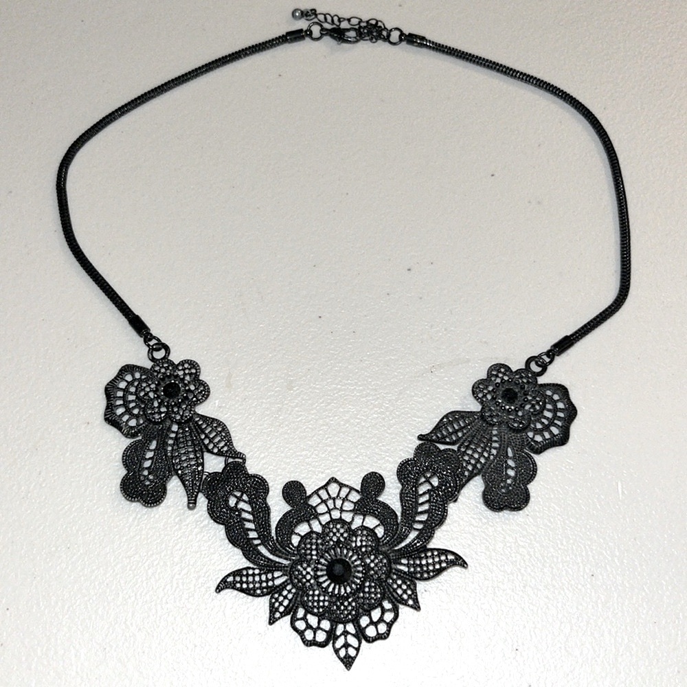 Black lace floral necklace - Picture 2 of 13
